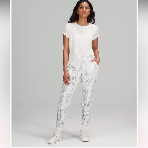 🍋NWT Lululemon Warm Down Jogger - Picture 4 of 9